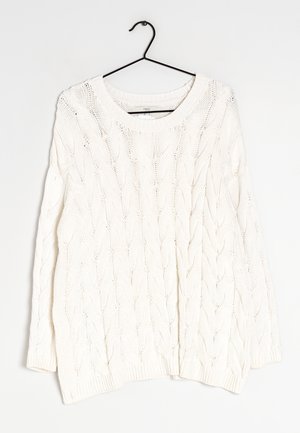 Biały sweter z dzianiny z wzorem w warkocze, okrągłym dekoltem, długimi rękawami oraz ściągaczami przy mankietach i dolnym brzegu, wiszący na czarnym haku.