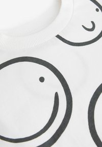 Next ALL OVER SHORT SLEEVE - REGULAR FIT - Camiseta estampada - white black