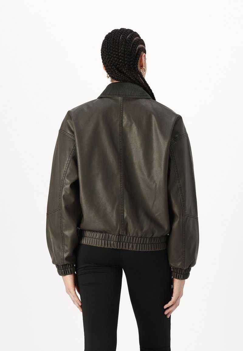 Urban Code - Giacca bomber in pelle sintetica trapuntata a rombi verde salvia