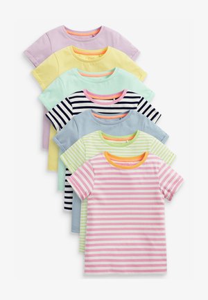 Set di sette t-shirt in cotone nei colori pastello. Caratteristiche includono colli a giro, maniche corte e diverse fantasie a righe in tonalità chiare.