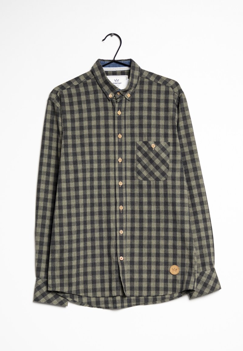 Camicia a quadri verde e nera con bottoni, maniche lunghe, taschino sul petto, bottoni in legno e toppa con logo sull'orlo.