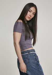 Urban Classics OFF SHOULDER - Basic póló - purple