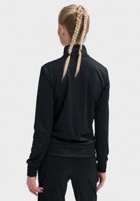 Zwarte sportieve pullover met een hoge kraag, lange mouwen en een gladde textuur. Heeft een aansluitend ontwerp met een gebande zoom.