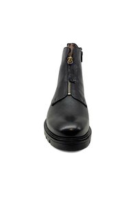 Bottines en cuir noir avec un bout rond, fermeture éclair à l'avant et détails texturés sur le haut. Semelle robuste et accents matériels minimalistes.