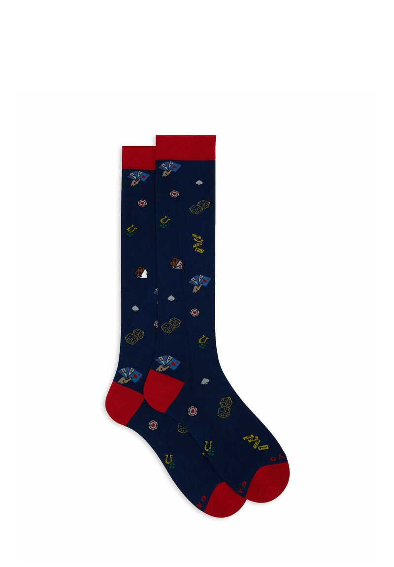 Calzini blu con polsini e tallone rossi, caratterizzati da vari motivi geometrici e simboli colorati su tutta la superficie del tessuto. Realizzati in un materiale morbido.