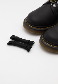 Dr. Martens Stivaletti stringati - black
