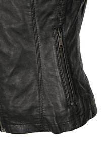 Zwarte leren jas met een gladde textuur. Voorzien van verticale stiksels en een zijzak met rits. Zachte, getailleerde pasvorm.