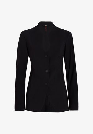 Blazer nero su misura con tre bottoni, maniche lunghe e piccolo bavero a incavo, mostrato su sfondo bianco.