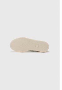 Beige gummisåle med en teksturert overflate, som har et dekorativt formet mønster og flat hæl for stabilitet.