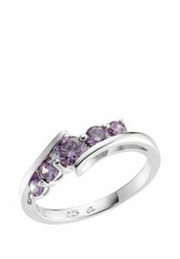 Anillo de plata esterlina con cinco piedras preciosas redondas de color púrpura dispuestas en un diseño curvado. Acabado pulido con marcas de metal visibles en el interior.