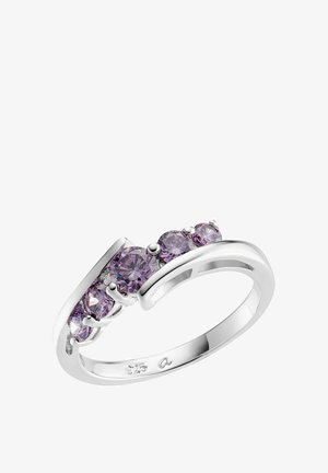 Anello in argento sterling con cinque pietre preziose rotonde di colore viola incastonate in un design curvo. Finitura lucida con segni di metallo visibili all'interno.