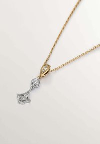 Collar de cadena de oro con un colgante de diseño plateado ornamentado y acentos brillantes, que muestra un delicado equilibrio de materiales.