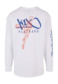 Weißes Langarm-T-Shirt mit blauem und orangefarbenem Grafikdesign eines Basketballspielers und dem Text "PLAY HARD" sowie "New York City."