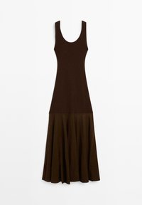 Abito marrone senza maniche con un corpino aderente e una gonna svasata a strati. Il tessuto sembra morbido; il design presenta una scollatura a barca e dettagli minimi.