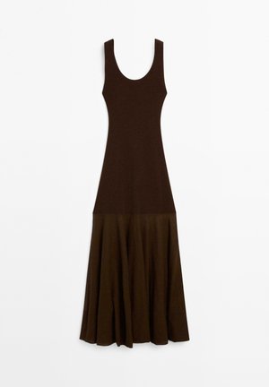 Robe sans manches marron avec un corsage ajusté et une jupe évasée en étages. Le tissu semble lisse ; le design présente un décolleté arrondi et un minimum de détails.