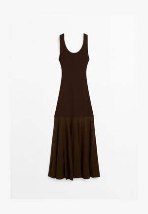 Brązowa sukienka bez rękawów z dopasowanym gorsetem i rozkloszowanym, warstwowym dołem. Materiał wydaje się gładki; projekt ma okrągły dekolt i minimalne detale.