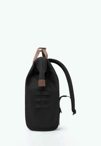 Zaino in tessuto nero con parte superiore arrotolata, dettagli in pelle marrone, tre cinghie verticali in tessuto e una tasca laterale con zipper per il deposito.