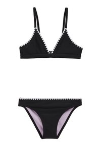 Črni bikini s trikotnim vrhom in ujemajočimi spodnjimi hlačkami, ki imajo valovit bel rob ob robovih ter gladko teksturo.