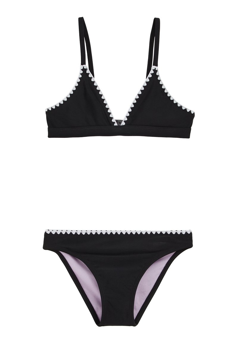 Črni bikini s trikotnim vrhom in ujemajočimi spodnjimi hlačkami, ki imajo valovit bel rob ob robovih ter gladko teksturo.