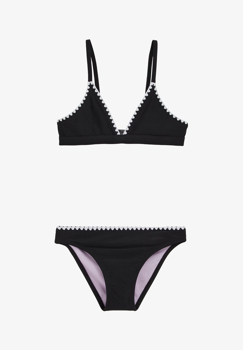 Melna bikinija komplekts ar trīsstūra forma topu un atbilstošām biksēm, kurām ir viļņota baltā apdare gar malām un gluda virsma.
