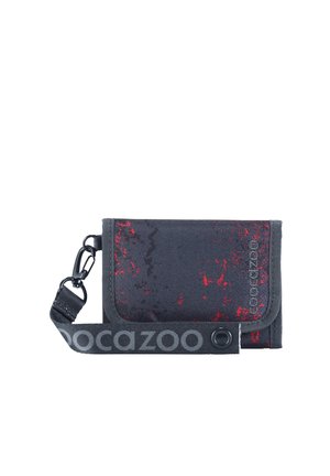 Schwarze und rote Stoffgeldbörse mit Muster, schwarzem Riemen mit „coocazoo“-Logo und Druckknopfverschluss auf weißem Hintergrund.