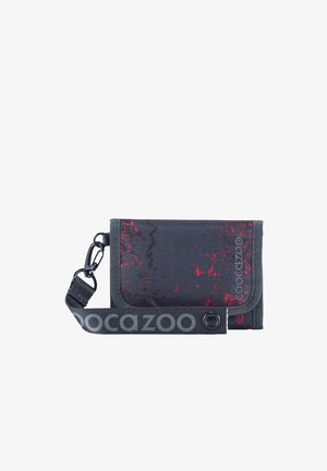 Schwarze und rote Stoffgeldbörse mit Muster, schwarzem Riemen mit „coocazoo“-Logo und Druckknopfverschluss auf weißem Hintergrund.