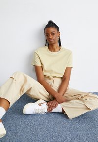 The North Face ZUMU TEE - T-shirts med print - gravel