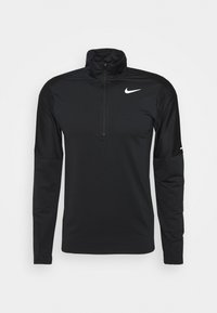 Maglietta nera Nike a maniche lunghe con mezza zip e colletto alto. Presenta pannelli testurizzati sulle spalle e un logo bianco sul petto.