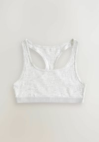 Lysegrå sports bh med racerback-design, lavet af et blødt, strækbart stof. Har et struktureret bånd med et gentagende ordmønster.