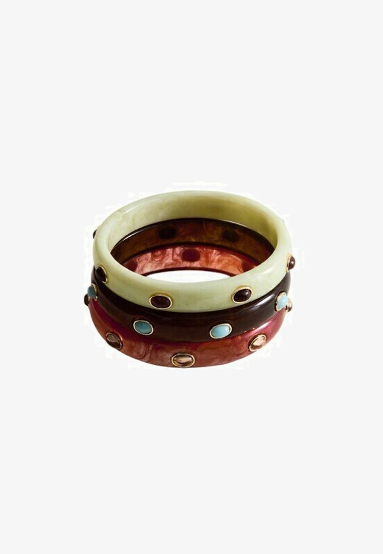 Trois bracelets empilés dans des tons crème, marron foncé et rouge marbré, chacun décoré de pierres précieuses ovales de différentes couleurs uniformément espacées.