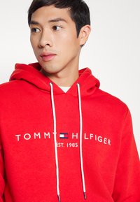 Tommy Hilfiger LOGO HOODY - Sweatshirt com capuz - empire flame