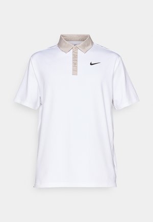 Weißes Poloshirt mit beigem Kragen und drei Knöpfen, mit einem kleinen schwarzen Nike-Logo auf der linken Brust. Glatte Stoffoberfl�äche.
