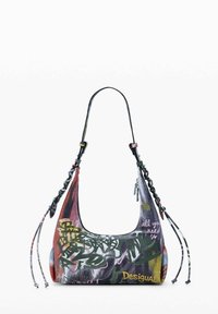 Õlakott, millel on graffiti-stiilis mitmevärviline print, punutud rihmad ja "Desigual" logo kollases toonis esipoolse alumise parema nurga juures.