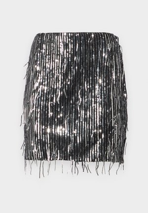 Crna mini suknja od šljokica s vertikalnim detaljima od rese, sjajnom teksturom i prilagođenim krojem. Rub je ravan s nejednakim dužinama rese.