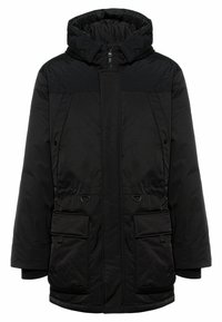 Veste matelassée noire avec une grande capuche, une fermeture éclair frontale, deux poches à rabat, des poignets côtelés et une finition mate. Design simple et moderne.