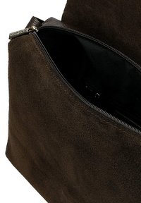 Borsa a tracolla in camoscio marrone con apertura con cerniera. L'interno è foderato in nero, con una texture liscia e pochi elementi metallici.