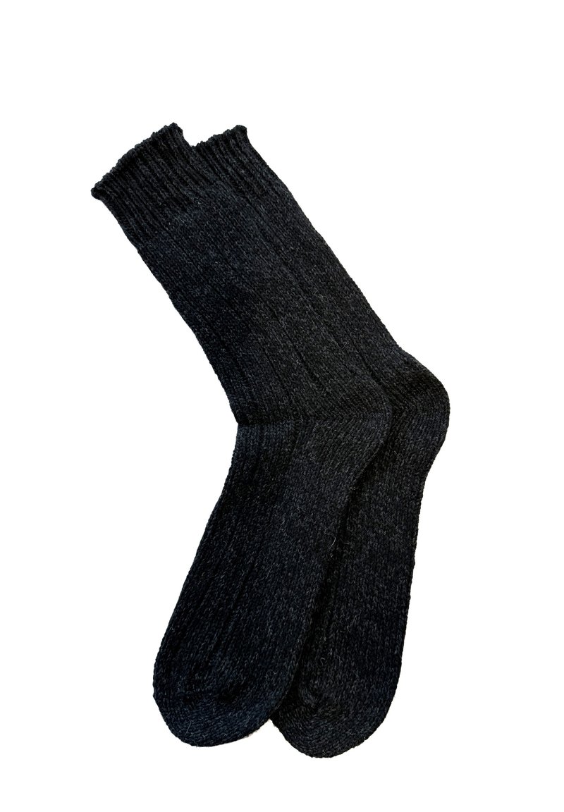 Calcetines negros de punto con un diseño acanalado, de longitud media en la pantorrilla y una textura suave. Los extremos están ligeramente enrollados, mostrando un acabado limpio.