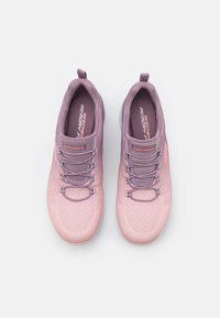 Lehké sportovní boty v přechodu růžové a levandulové barvy, s prodyšným síťovaným svrškem, elastickými tkaničkami a polstrovanou podrážkou.