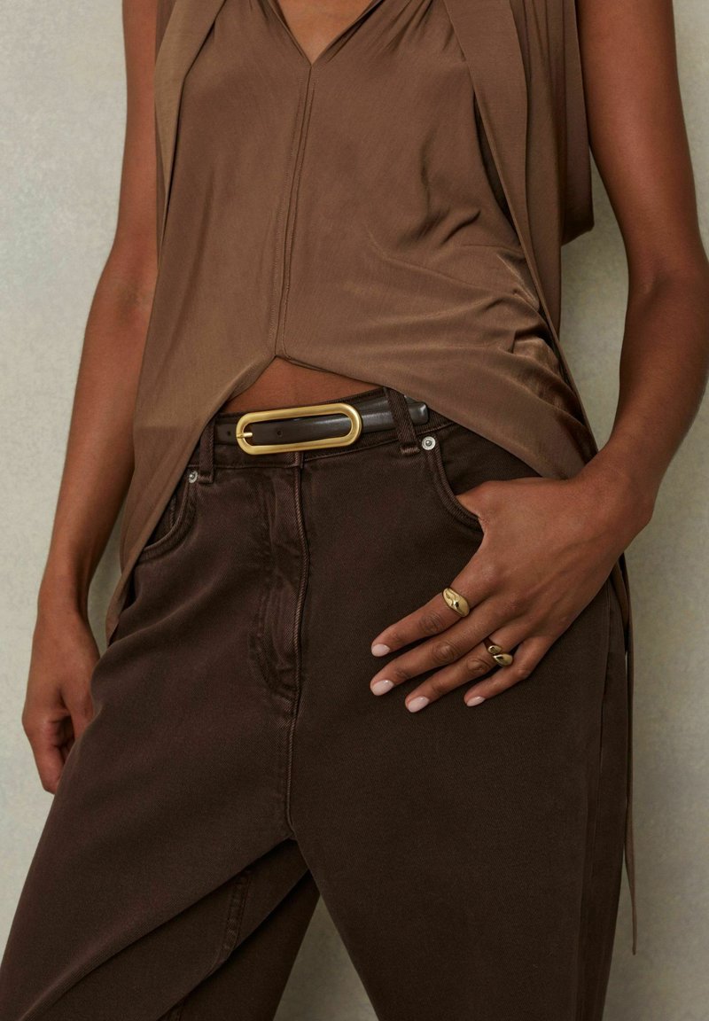 Reiss CHAYA THIN ELONGATED BUCKLE - Cinturón - chocolate