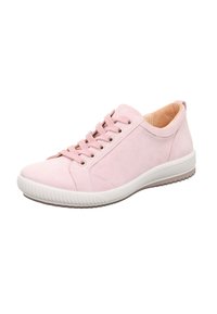 Różowy zamszowy sneaker z zaokrąglonym noskiem, białą gumową podeszwą i sznurowanym zapięciem. Gładka faktura z detalami przeszyć i minimalistycznymi akcentami.