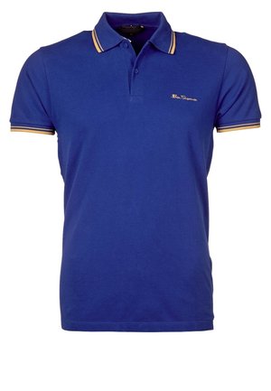 Blå kortærmet poloshirt med gul kant på krave og ærmer samt lille gul broderet tekst på brystet.