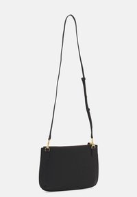 Svart crossbody-väska av texturerat material, med dragkedjestängning och detaljer i guldton. Slimmad design med justerbar rem.