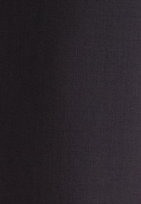 Texture de tissu noir uni avec un motif de tissage subtil, éclairage uniforme et finition mate lisse.