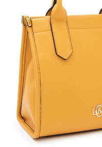 Gelbe Lederhandtasche mit strukturiertem Design, ausgestattet mit einem geprägten Logo und kontrastierenden schwarzen Nähten entlang der Kanten und Riemen.