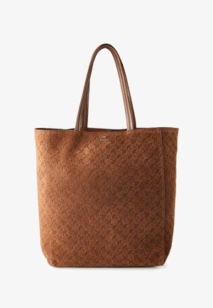 Braune Wildleder-Shopper-Tasche mit geprägtem Muster und zwei Ledergriffen, mit kleinem goldfarbenem "JOOP!"-Logo in der Nähe der oberen Mitte.