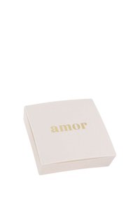 Vit fyrkantig smyckeslåda med guldtexten "amor" centrerad på locket, placerad mot en enkel vit bakgrund.