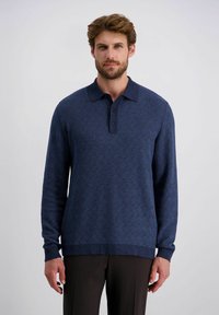 Navyblaues Langarmpolo aus strukturiertem Strickstoff, mit einem Kragen und einer Knopfleiste mit drei Knöpfen. Dezentes geometrisches Muster im gesamten Design.
