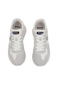 Sneaker bianchi realizzati con un mix di pelle liscia e suede, punta tonda, spesse stringhe bianche e un'etichetta con logo sulla linguetta.