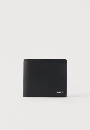 Portafoglio bifold in pelle nera texturizzata con logo "BOSS" in argento nell'angolo in basso a destra, mostrato su sfondo bianco semplice.