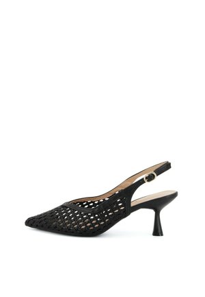 Décolleté slingback nero intrecciato con punta appuntita, cinturino regolabile alla caviglia e tacco svasato di altezza media su sfondo bianco.